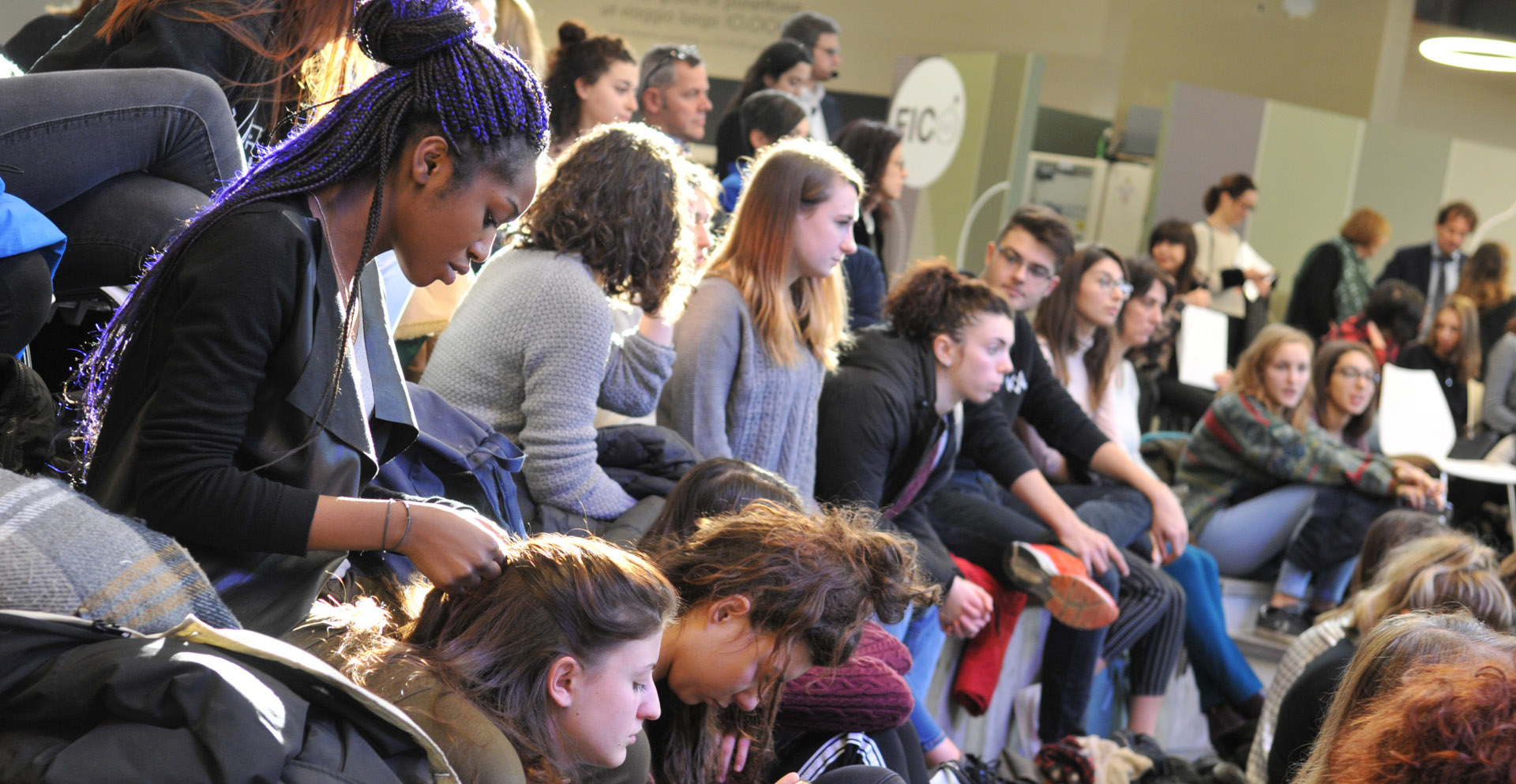 Ragazze a un evento pubblico